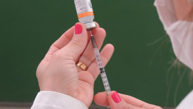 DEPARTAMENTO DE SAÚDE REALIZOU VACINAÇÃO COM SEGUNDA DOSE DA CORONAVAC EM PESSOAS DE 64 ANOS