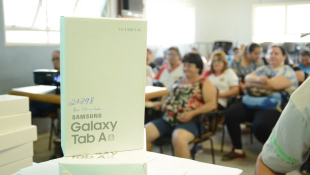AGENTES COMUNITÁRIOS DE SAÚDE RECEBEM TABLETS PARA AGILIZAR ATENDIMENTO A POPULAÇÃO