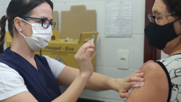 NO SÁBADO, DIA 06, FOI REALIZADO A VACINAÇÃO EM IDOSOS DE 72 ANOS