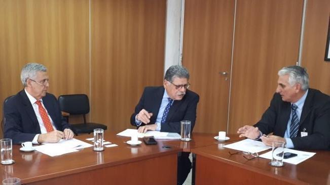 Prefeito é recebido pelo secretário de Recursos Hídricos