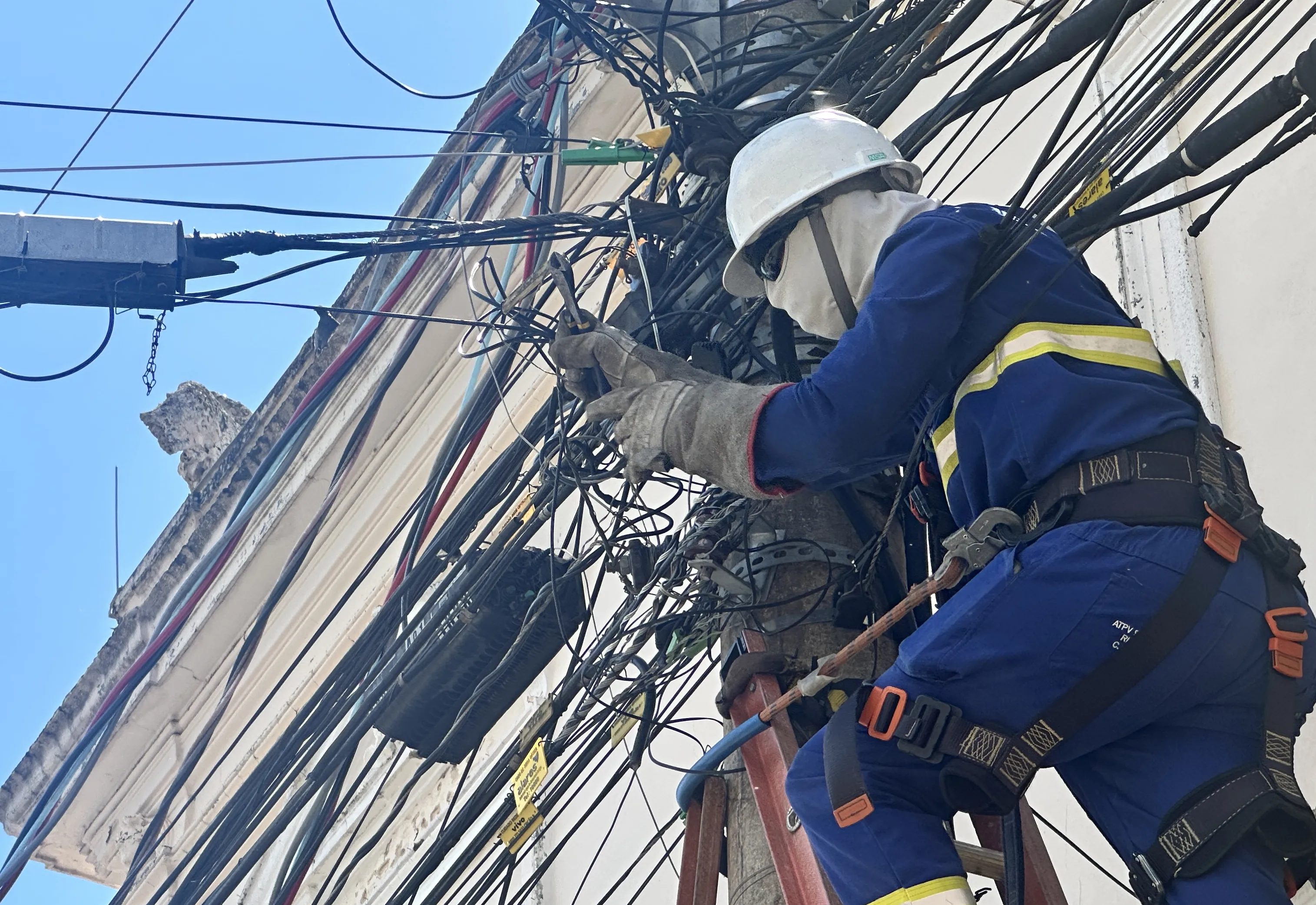 EMPRESA RESPONSÁVEL PELA DISTRIBUIÇÃO DE ENERGIA, INICIOU RETIRADA DE CABOS IRREGULARES NOS POSTES