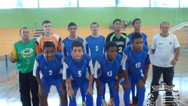 Equipes da Escolinha Municipal de Futsal venceram em casa no Campeonato Regional