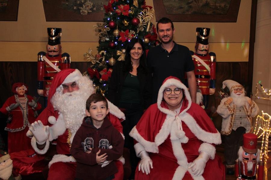 PAPAI E MAMÃE NOEL NO CASARÃO DA EDUCAÇÃO - 21/12