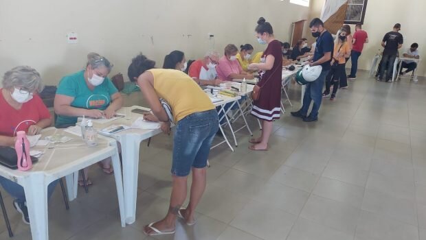SAÚDE REALIZOU VACINAÇÃO CONTRA COVID-19 DE 1ª E 2ª DOSE NA QUINTA-FEIRA (4)