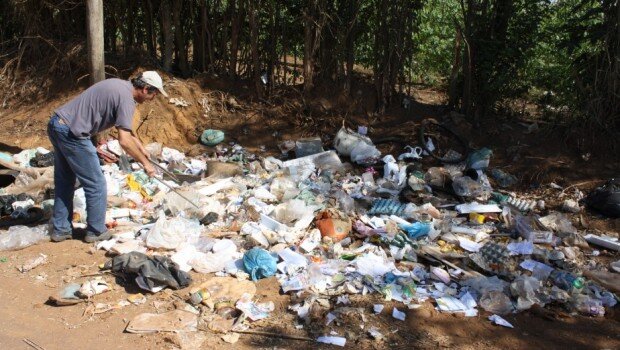 Prefeitura identifica pessoas que descartam lixo na estrada da Lagoa Branca