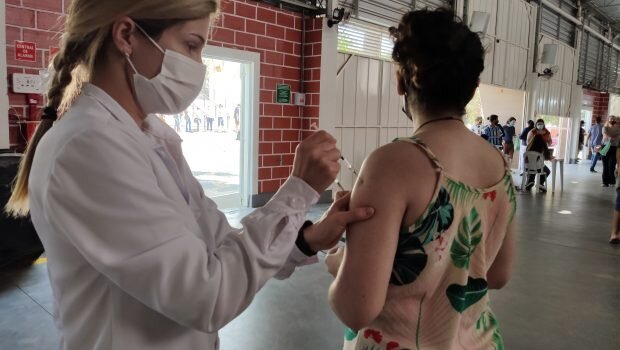 PESSOAS DE 19 ANOS RECEBERAM A 1ª DOSE DA VACINACONTRA COVID-19, HOJE (13)