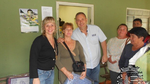 Famílias carentes recebem cobertores da Campanha do Agasalho