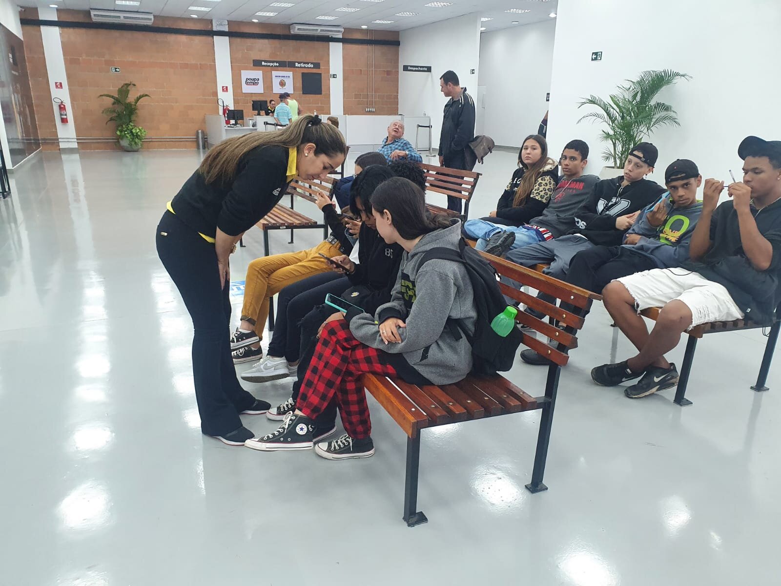 PAT RECEBE ALUNOS DA ESCOLA ALEXANDRE FLEMING PARA ORIENTAÇÃO SOBRE A CARTEIRA DE TRABALHO