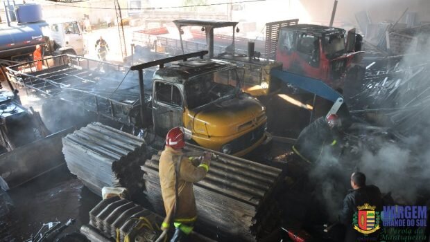 GCM e Defesa Civil controlam fogo em galpão