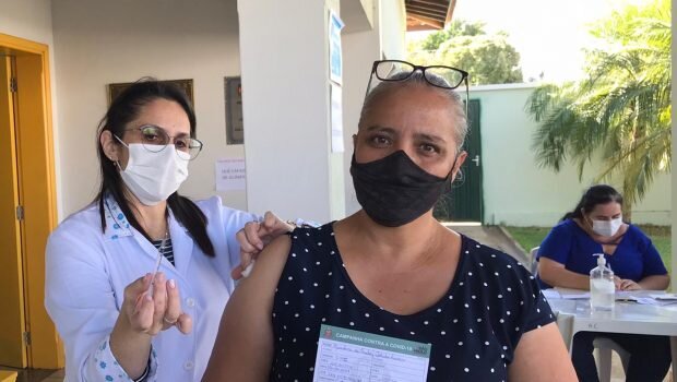 HOJE (2) TEVE VACINAÇÃO CONTRA COVID-19 EM PESSOAS COM COMORBIDADES E 49 ANOS