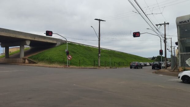 DESETRAN INSTALA SEMÁFORO NO CRUZAMENTO DA AVENIDA BOLONHA