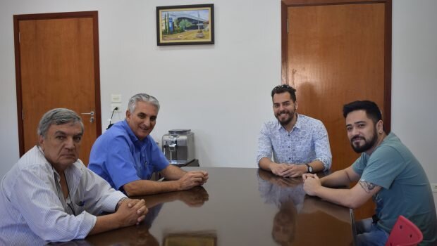 PREFEITO RECEBE PROFESSORES DA UNIFEOB