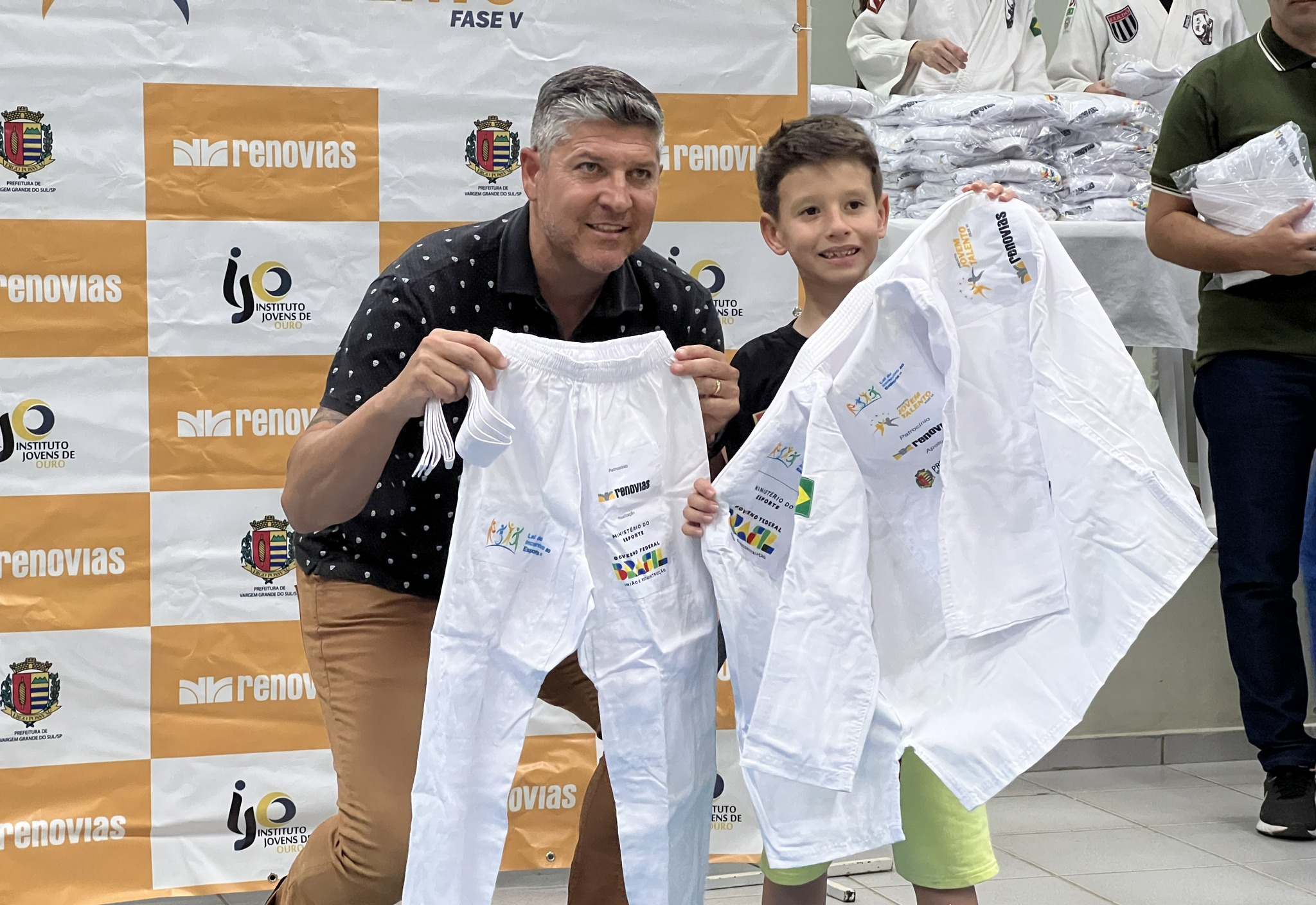 ENTREGA DE KIMONOS DO PROJETO JOVENS TALENTOS