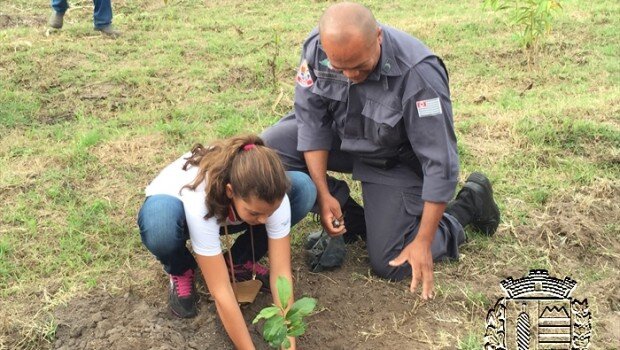 Alunos da escola Nair Bolonha e diretora de Meio Ambiente visitam a Abengoa