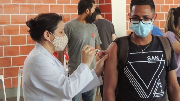 FOI REALIZADA NESTA TERÇA-FEIRA (10) VACINAÇÃO DE PRIMEIRA E SEGUNDA DOSE CONTRA COVID-19