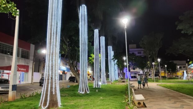 AS LUZES DE NATAL FORAM ACESAS EM VARGEM GRANDE DO SUL