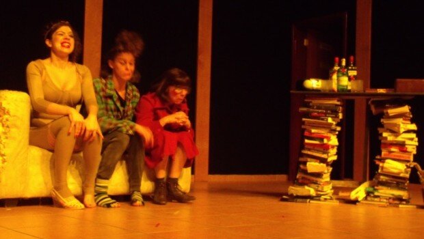 Peça “Os Adultos estão na Sala” induz o público à reflexão