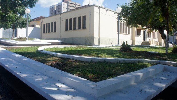 Prefeitura promove limpeza e poda de arbustos na Praça Washington Luiz