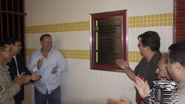 Prefeito Celso Itaroti inaugura a cozinha do salão de eventos no Bairro Perobá