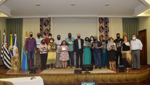 DEPARTAMENTO DE CULTURA COMEMORA O DIA DA CONCIÊNCIA NEGRA COM ENTREGA DO TROFÉU TURIBIO DOS SANTOS A PERSONALIDADES NEGRAS DO MUNICÍPIO
