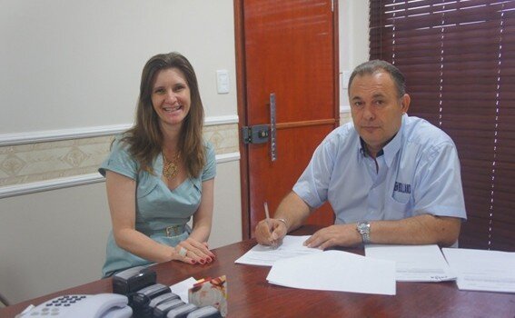 Prefeito assina convênios para obras no município