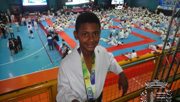 João Vitor Fernandes Andrade conquista vaga no Campeonato Brasileiro de Karatê 2015