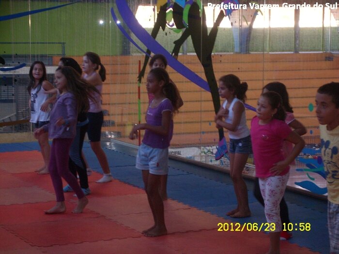 Aulas de dança e iniciação de vôlei com a professora Fabiana