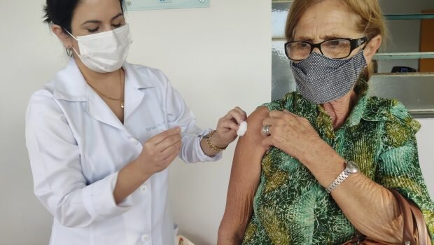 HOJE, DIA 16, FOI REALIZADA A VACINAÇÃO DA 2ª DOSE CONTRA COVID-19 NAS PESSOAS DE 66 ANOS