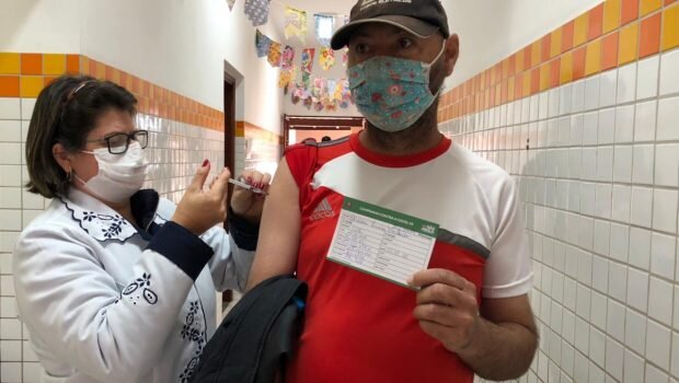 VACINAÇÃO CONTRA COVID-19 EM PESSOAS DE 42 E 43 ANOS ESTÁ SENDO REALIZADA HOJE (30)