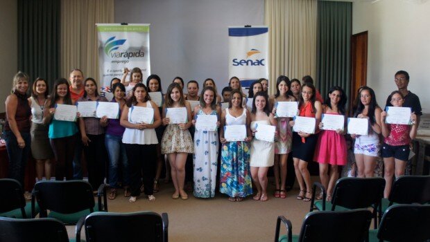 Alunos recebem certificados do Curso Rotinas em Administração de Recursos Humanos