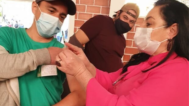 MUNICÍPIO REALIZOU A VACINAÇÃO CONTRA A COVID-19 EM PESSOAS DE 39 ANOS