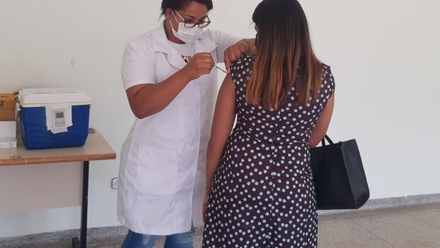 ADULTOS E CRIANÇAS FORAM VACINADOS CONTRA COVID-19 NA TERÇA-FEIRA (25)
