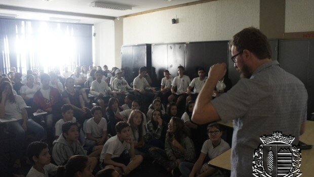 Estudantes participam de bate papo na Biblioteca com o escritor Leandro Narloch