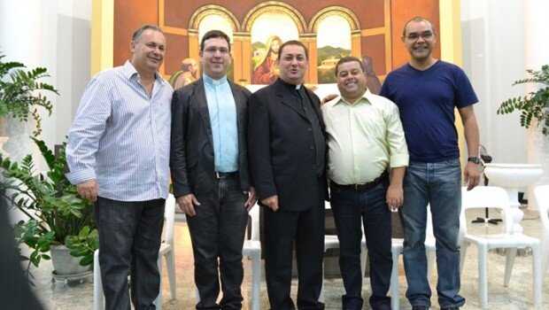 Prefeito Celso Itaroti prestigia homenagem ao padre Carlos Henrique do Prado
