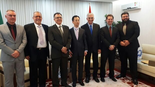 Prefeito participa de reunião com consul da China