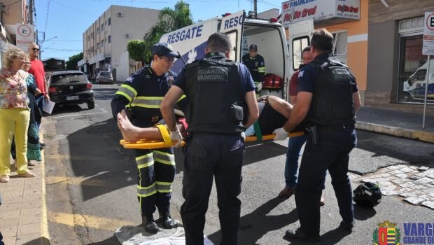 GCM socorre vítima em acidente entre caminhonete e moto