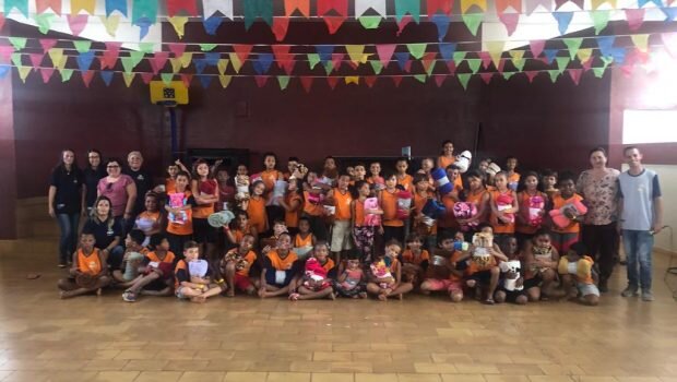 CRIANÇA E ADOLESCENTES DO PROJETO “TIO CARLÃO” RECEBEM COBERTORES