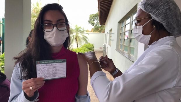 PESSOAS DE 21 ANOS FORAM VACINADAS CONTRA COVID-19 NA SEXTA-FEIRA (06)