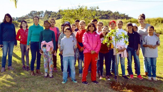 Alunos plantam mudas de árvore na Represa Eduíno Sbardellini