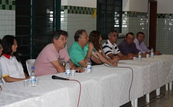 Prefeito e sua equipe reúnem-se com os moradores da Vila Santana no programa Prefeitura nos Bairros