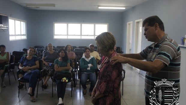 Fisioterapeuta ministra palestra sobre coluna vertebral e como melhorar a postura