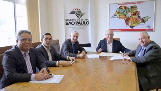 Prefeito assina convênio de R$ 920 mil para recuperação da Estrada do Barro Preto