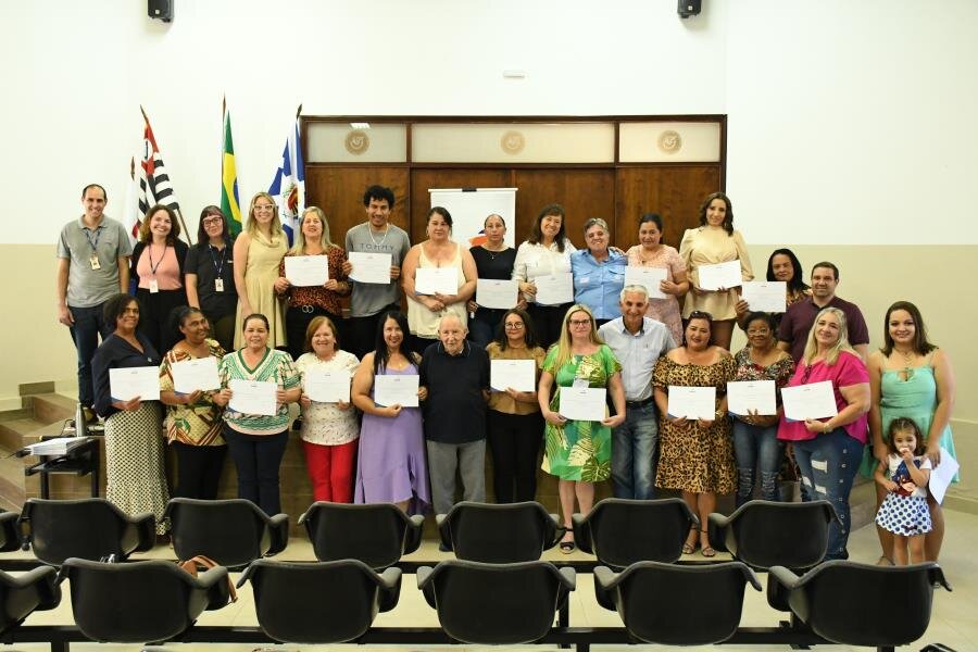 ALUNOS DO CURSO DE CUIDADOR DE IDOSO RECEBERAM CERTIFICADO DE CONCLUSÃO