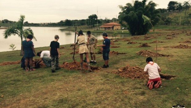 Prefeitura e escoteiros plantam árvores junto à represa